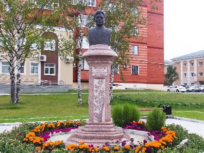 Бронзовый бюст П.В. Попову