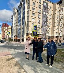 Председатель Думы города Евгения Комисаренко совместно с депутатами и представителями ДЖКиСК провели объезд по объектам, включённым в наказы избирателей в 2023 году.