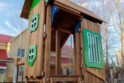 В Югорске появилась новая детская площадка на улице Попова