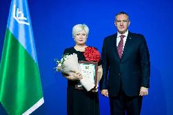 Педагог школы №5 Наталья Павлова получила награду из рук Губернатора Югры