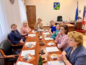Под руководством Председателя Женского Движения Единой России в городе Югорске Евгении Комисаренко состоялось очередное заседание Совета движения.