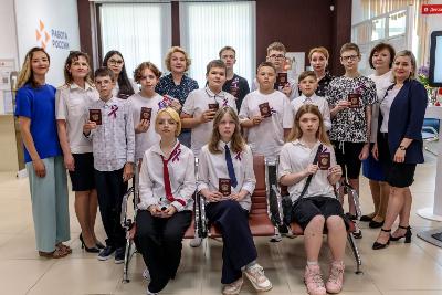 Юным гражданам России торжественно вручили паспорта