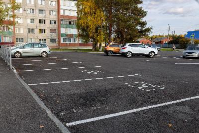 Возле школы №5 обустроили автостоянку