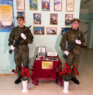 В Югорске-2 состоялось торжественное открытие "Парты Героя"  в честь выпускника школы  Сергея Костенко